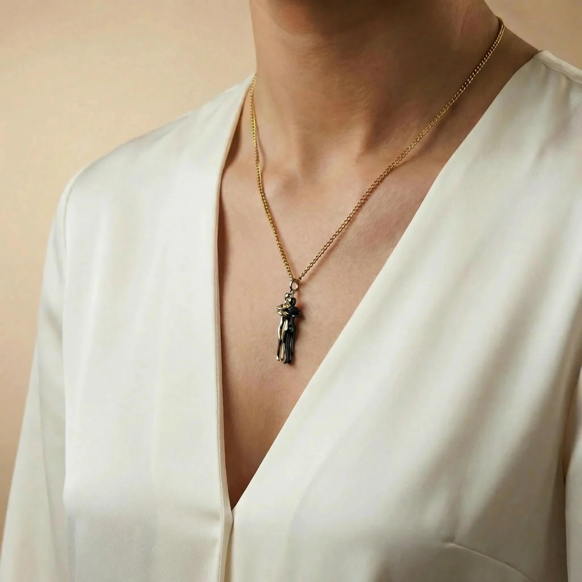 Collier étreinte symbolique élégant - Image 4