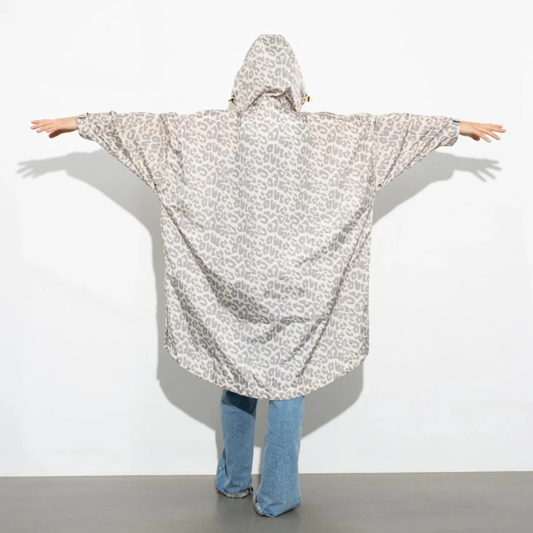 Veste longue à capuche et imperméable - Image 17