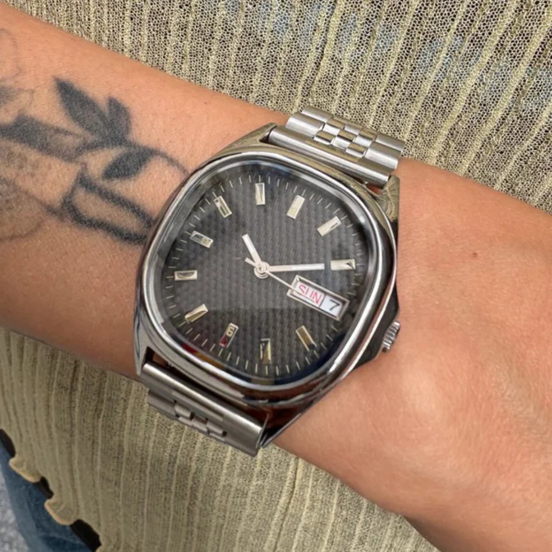 Montre Homme Cadran Vert Élégant avec Bracelet Métallique - Image 4