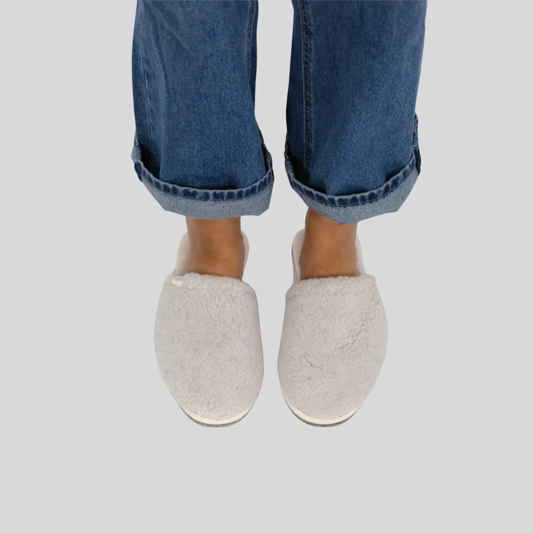 Pantoufles Fluffy en laine gris clair - Image 5