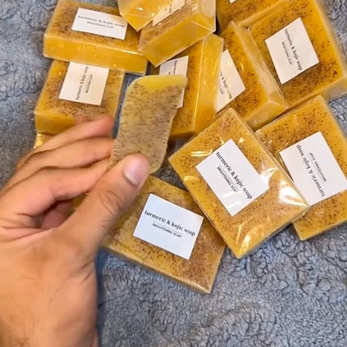 Savon Nettoyant au Curcuma - PureGlow™ - Image 7